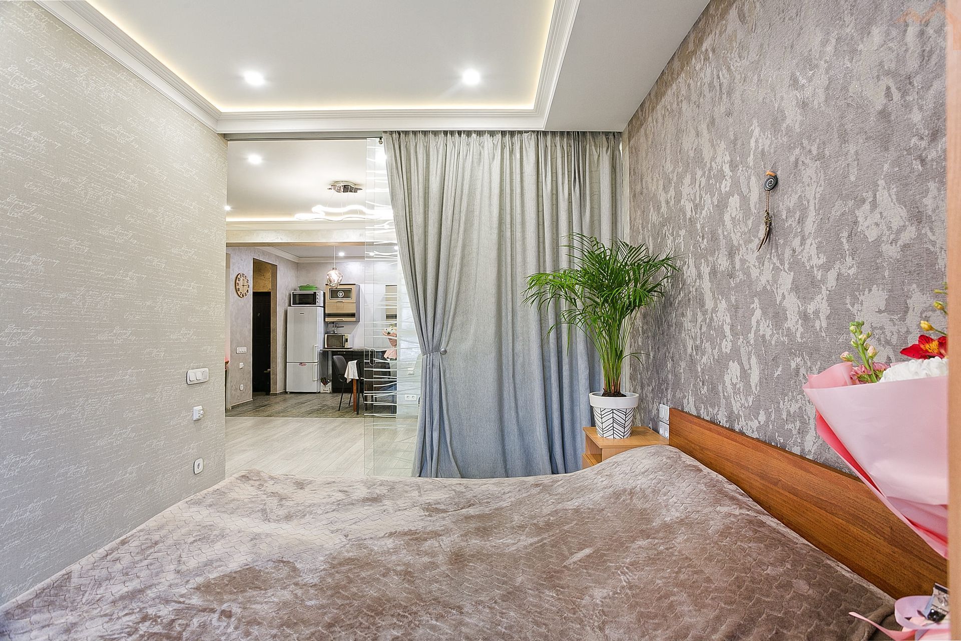 Продаётся двухкомнатная квартира со свежим ремонтом в Жилом комплексе комфорт-класса «Алмаз». Площадь 55,6 кв.м.