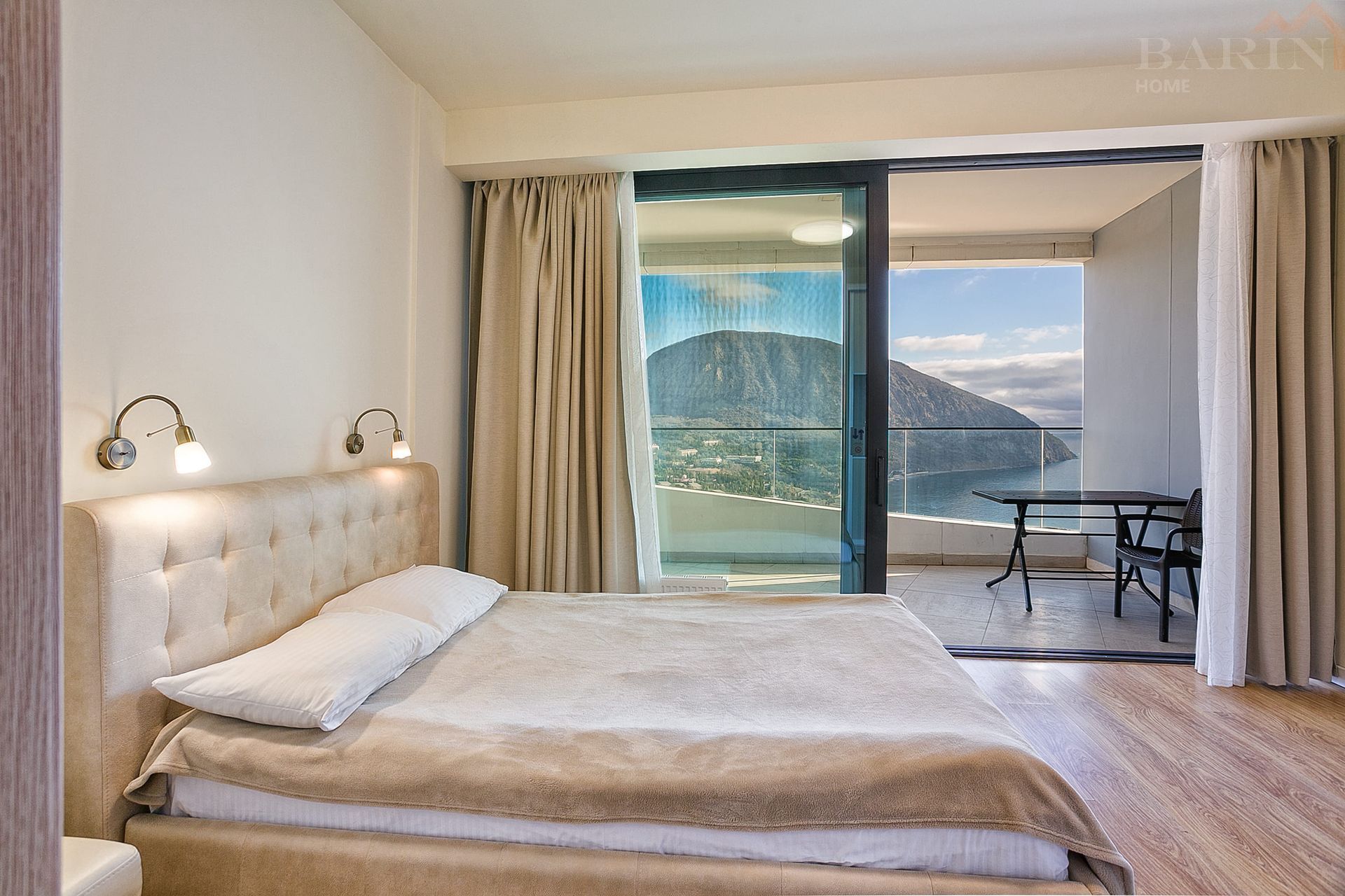 Продаётся видовая трёхкомнатная  квартира 112 м2 в комплексе бизнес класса «Гурзуф Ривьера» с потрясающими видами на знаменитую гору Аю-Даг и бескрайнее море!