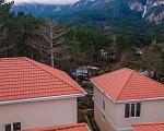 Двухэтажный коттедж с панорамным остеклением и видом на лес и горы 