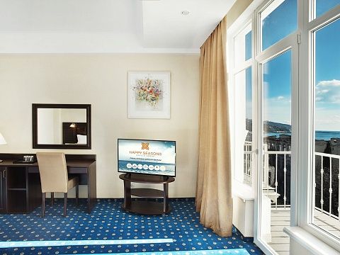 Двухкомнатный апартамент в Отеле "Бристоль" 